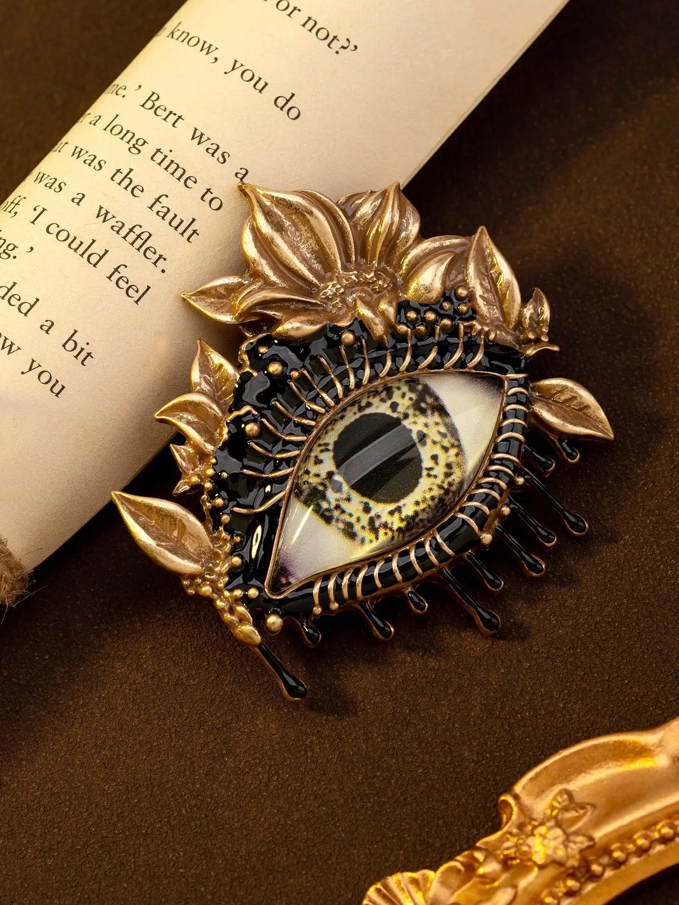 Broche Ojo del Diablo – Esmalte Vintage Estilo Palace | Pendientes y Anillos Unisex