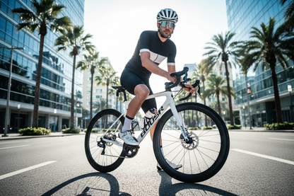 Radfahrer mit Helm und Brille